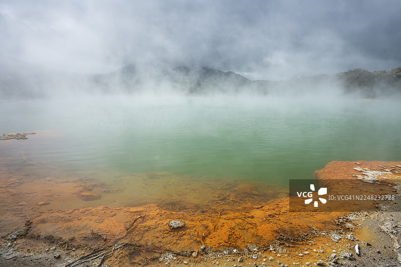 新西兰北岛怀卡托地区怀奥塔普地热区（Wai-O-Tapu）的香槟池图片素材