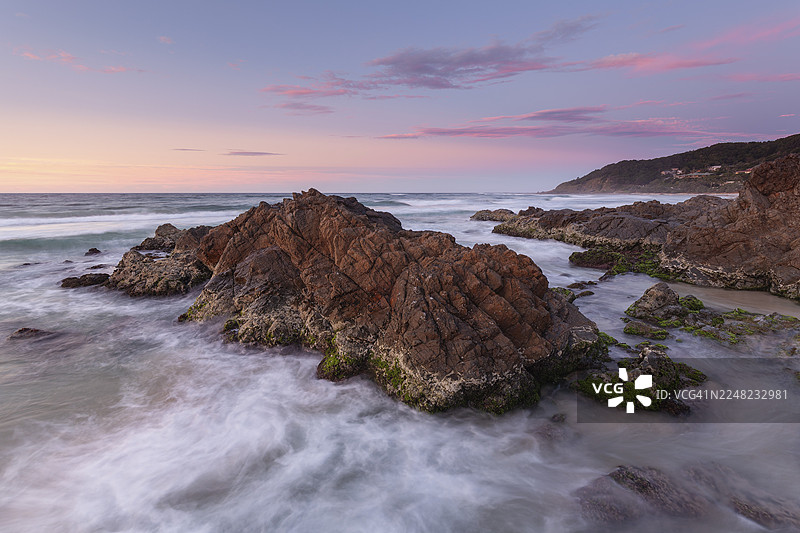澳大利亚拜伦湾，The Pass海滩上方的太平洋壮丽日落，可眺望Wategos海滩图片素材