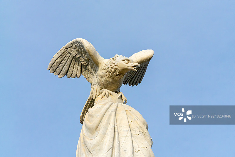 安德鲁·约翰逊总统墓地，安德鲁·约翰逊国家公墓，顶部的鹰雕像图片素材