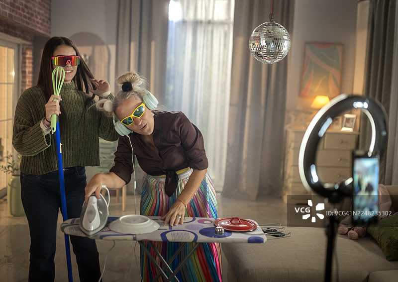 奶奶和孙女在家录制有趣的抖音挑战，扮演DJ图片素材