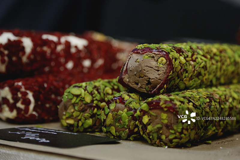 甜美的东方美食 - 芝麻糖。一排排的葵花籽甜点，摆放在当地的街头市场。图片素材