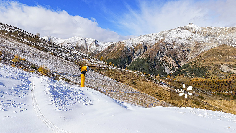 雪地摩托在刚下过雪的山上，俯瞰自行车道和雪地清扫机。利维尼奥图片素材