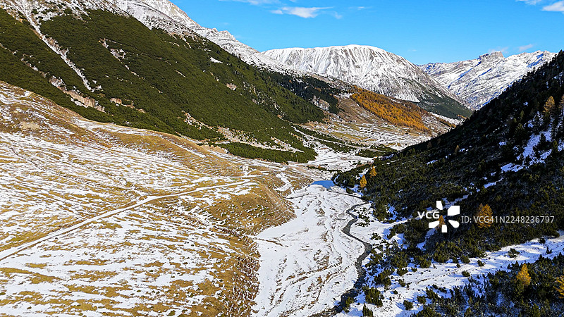 雪后欧洲阿尔卑斯山溪流的航拍图图片素材