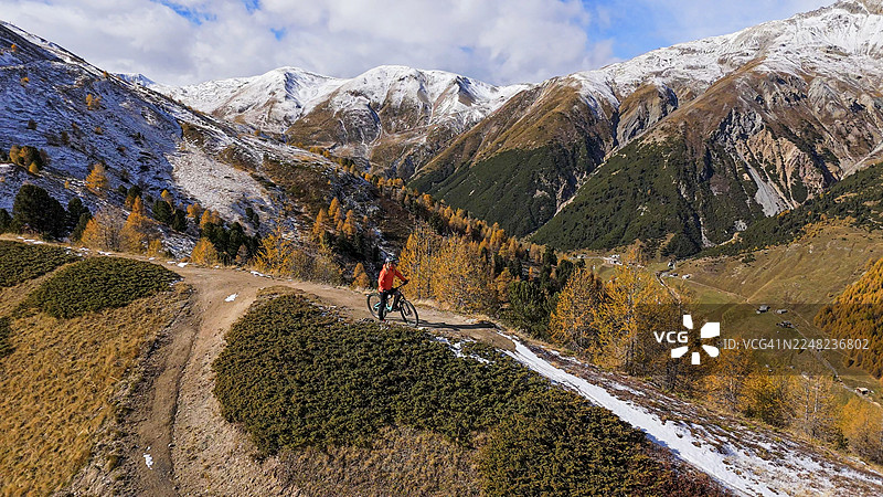 航拍山地自行车手在山脊上骑行图片素材