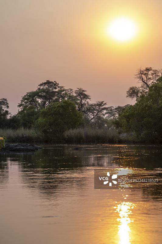卡万戈河，日落，赞比西地区，卡普里维地带，纳米比亚图片素材