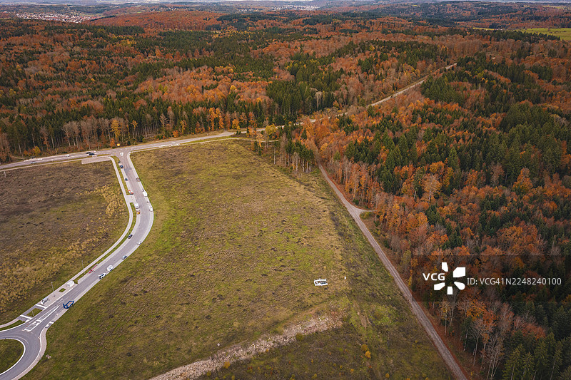 德国黑森林卡尔夫林登莱恩工业园区的开阔田野、秋季森林，点缀着小径与道路图片素材