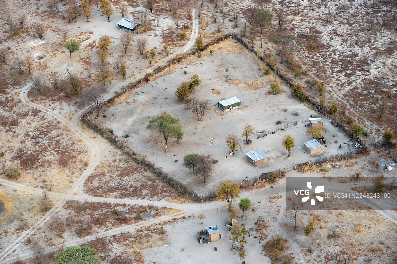 博茨瓦纳奥卡万戈三角洲马翁附近，干旱稀树草原景观中的定居点、简易房屋和栅栏，鸟瞰图图片素材