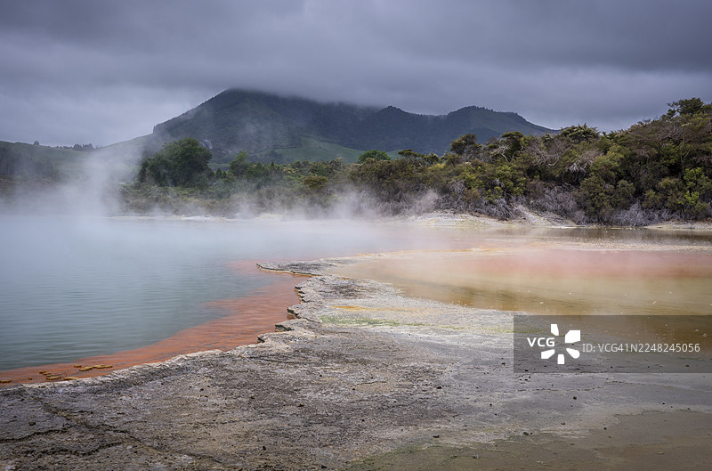 怀俄塔普地热区(Wai-O-Tapu)的香槟池。橙色和黄色。怀俄塔普,怀卡托,北岛,新西兰图片素材