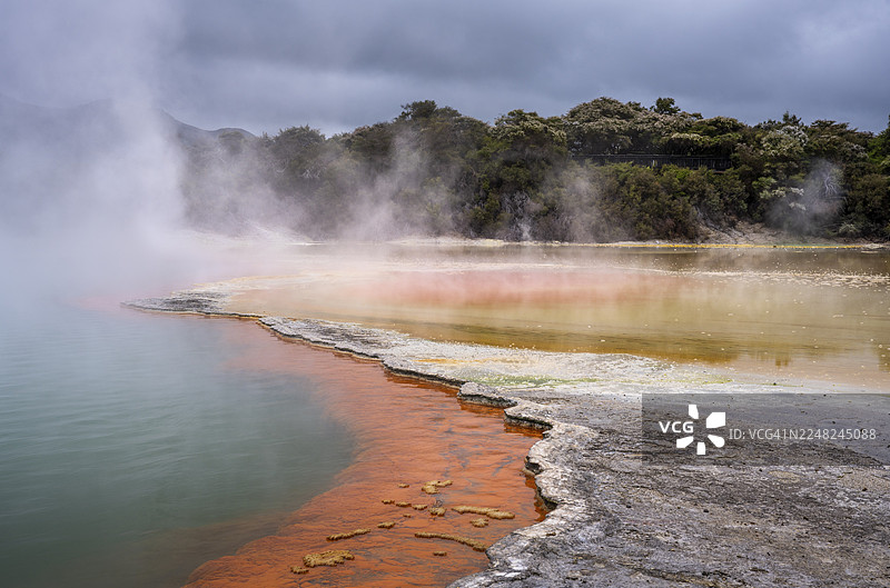 怀俄塔普地热区(Wai-O-Tapu)的香槟池,橙色和黄色。怀俄塔普,怀卡托,北岛,新西兰图片素材