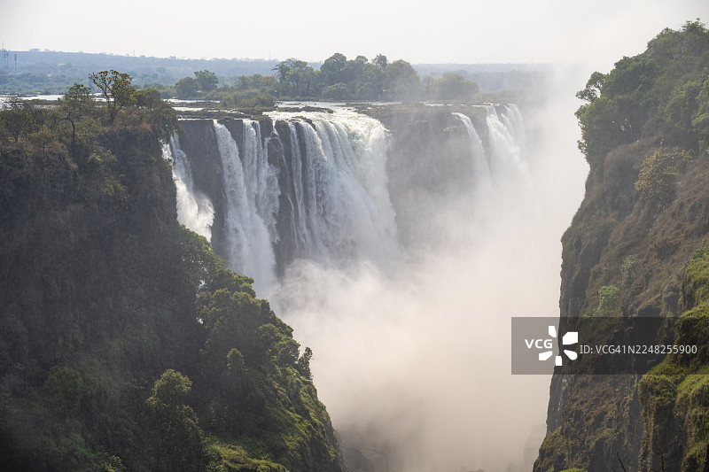 维多利亚瀑布，赞比西河，津巴布韦，瀑布倾泻入峡谷深处图片素材