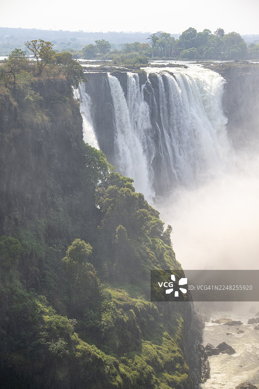 维多利亚瀑布，赞比西河，津巴布韦，瀑布奔腾入深渊，形成峡谷图片素材
