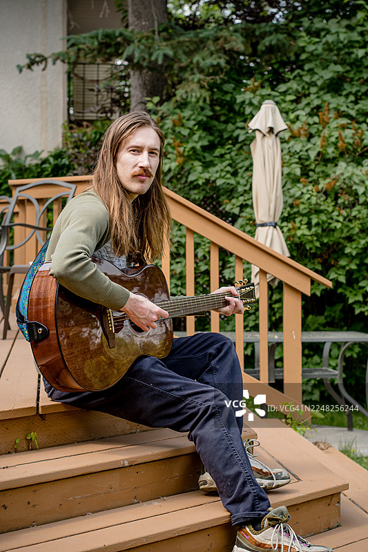 在庭院里弹吉他图片素材