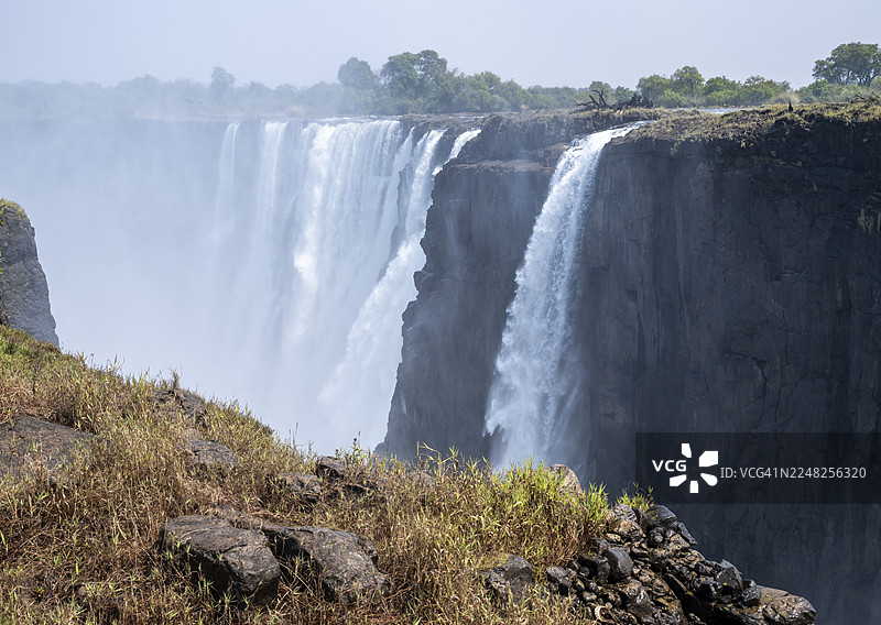 维多利亚瀑布，津巴布韦，水流倾泻而下图片素材