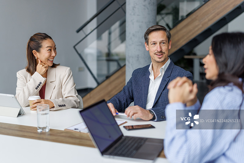 多元化的商务专业人士在现代办公室里进行讨论图片素材