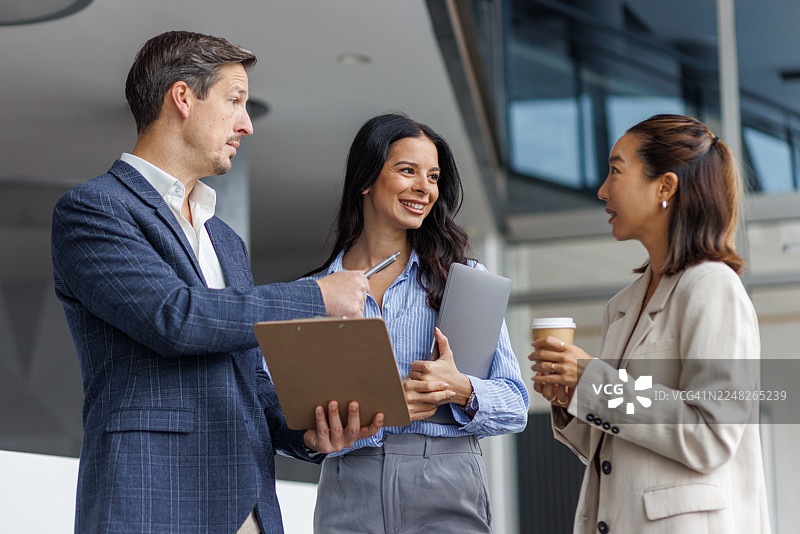 商务同事在户外举行公司会议并进行讨论图片素材