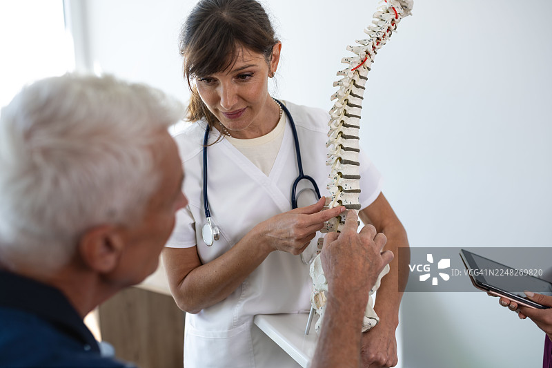 康复科医生和物理治疗师与患者在物理治疗中图片素材