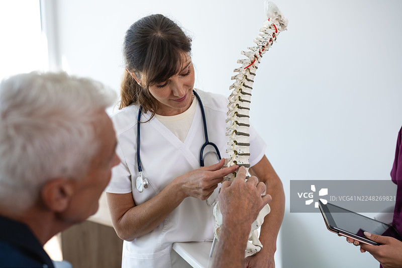 康复科医生和物理治疗师与患者进行物理治疗图片素材