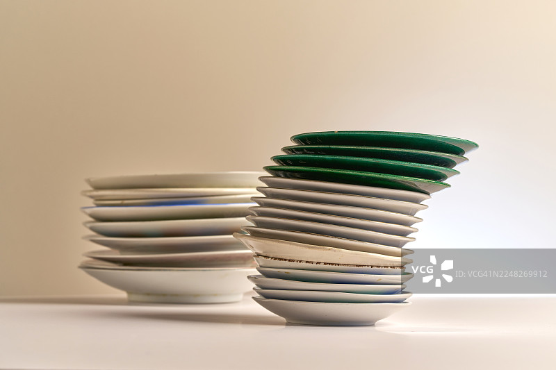 形式追随功能：日常物品的实用堆叠图片素材