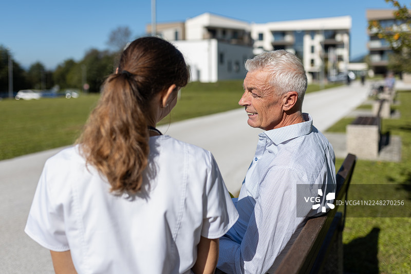 医生在医院外与男性病人图片素材