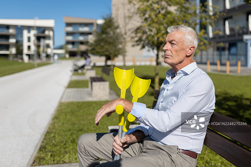 医生在医院外与男患者交流图片素材