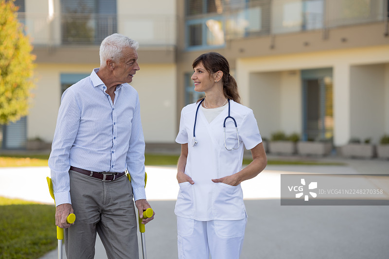 医生在医院外和男病人图片素材
