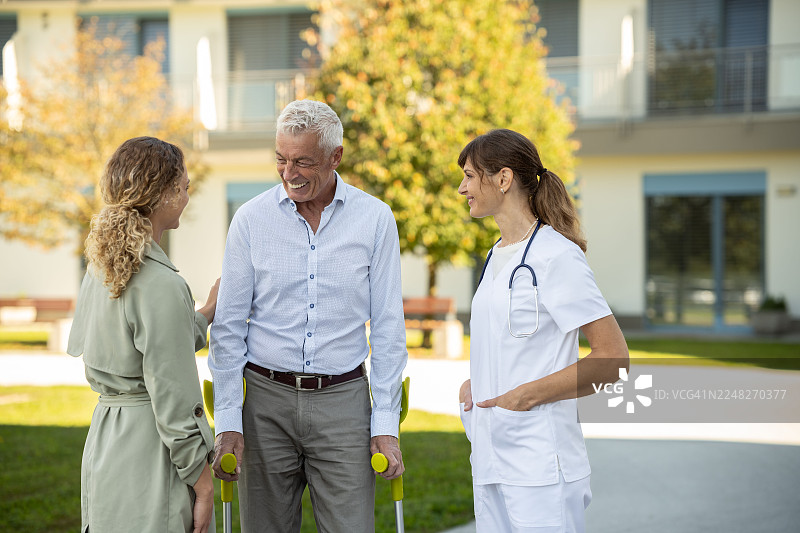 医生在医院外与男性病人图片素材