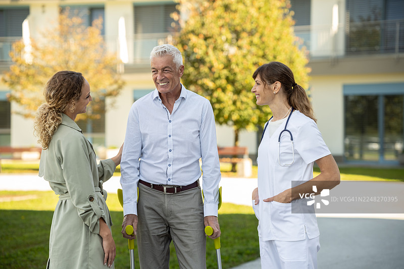 医生在医院外与男病人图片素材