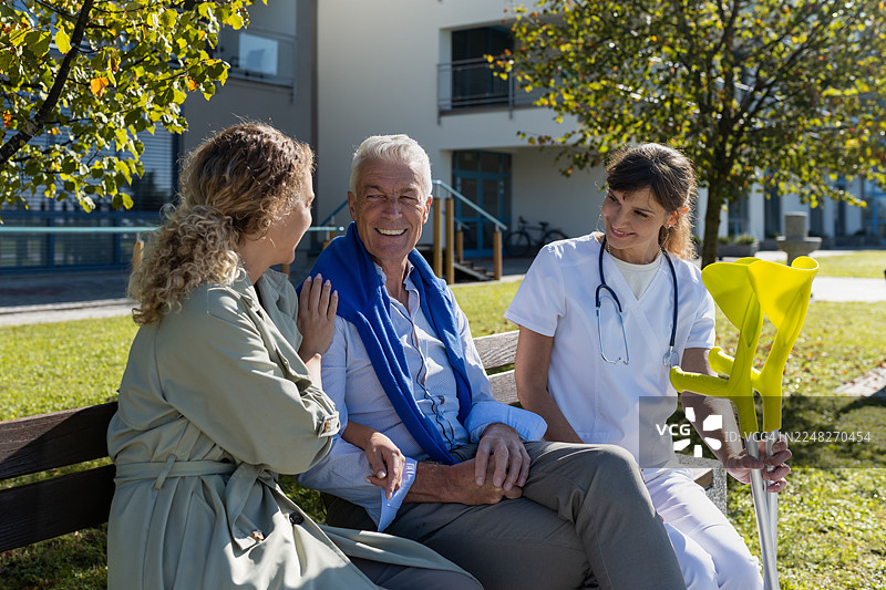 医生在医院外与男性患者图片素材