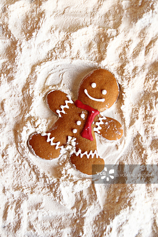 姜饼人陷在面粉的雪堆里图片素材