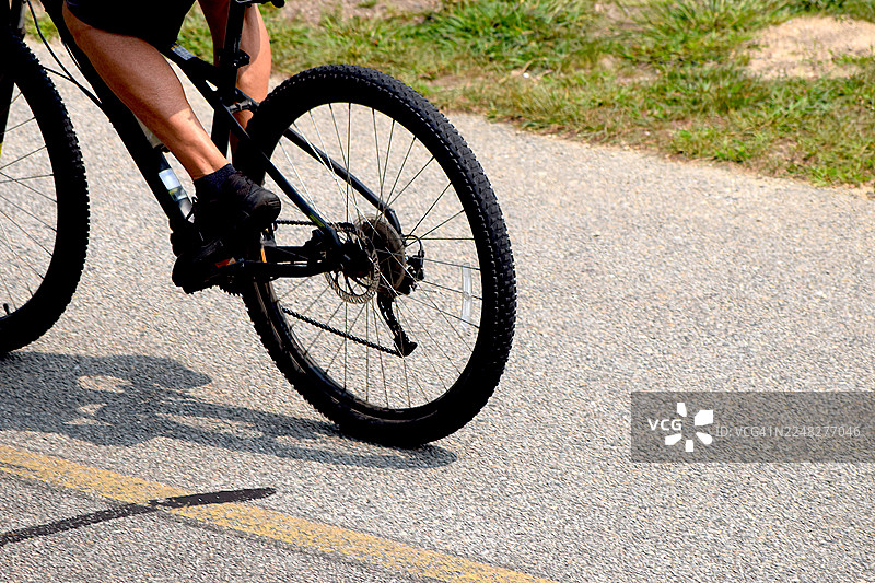 公园里的骑行者图片素材