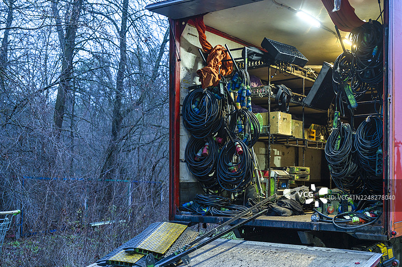 巡演装备卡车在后台准备进行活动制作图片素材