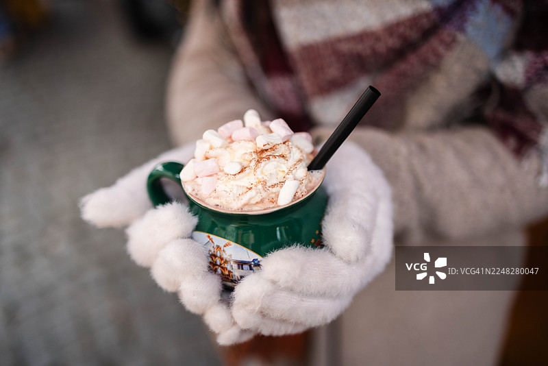 戴着冬日手套的热可可配棉花糖图片素材