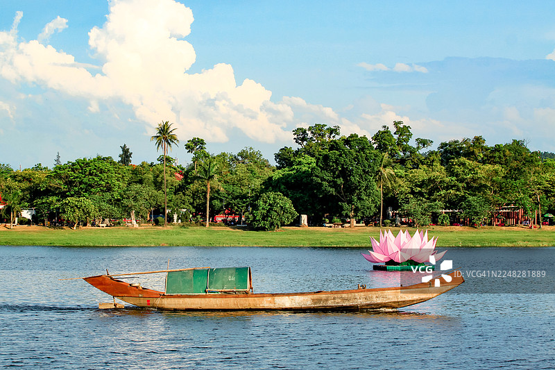 越南中部河流上一盏巨大的粉色莲花形状丝绸灯笼图片素材