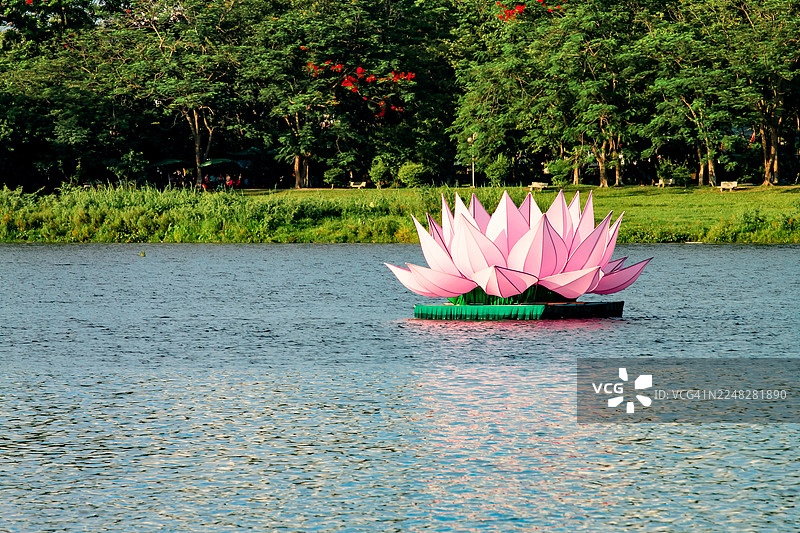 越南中部河流上巨大的粉色莲花造型丝绸灯笼图片素材