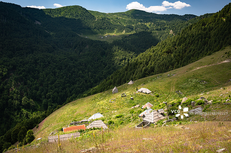 阿尔巴尼亚多贝多尔附近巴尔干山脉小径旁山坡上的古朴农场。图片素材