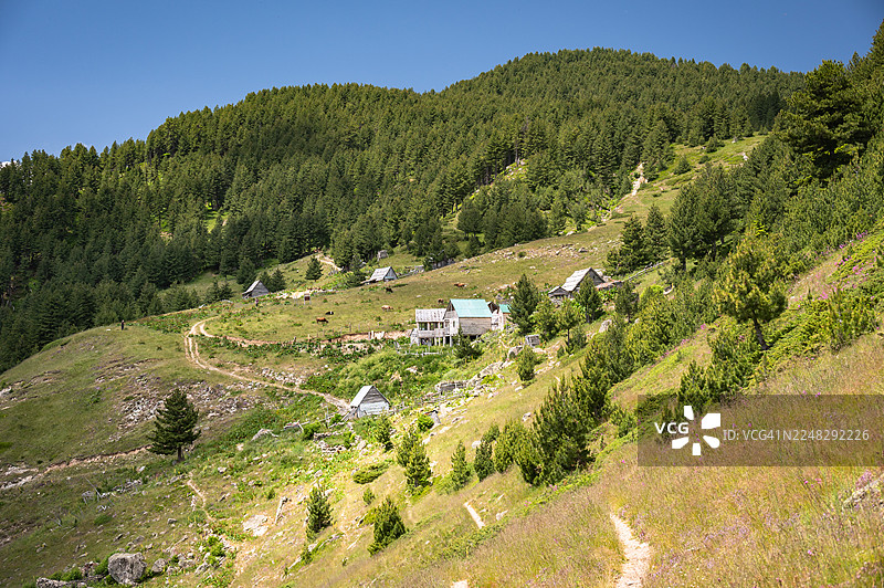阿尔巴尼亚多贝多尔附近巴尔干山脉小径旁山坡上的古朴农场。图片素材