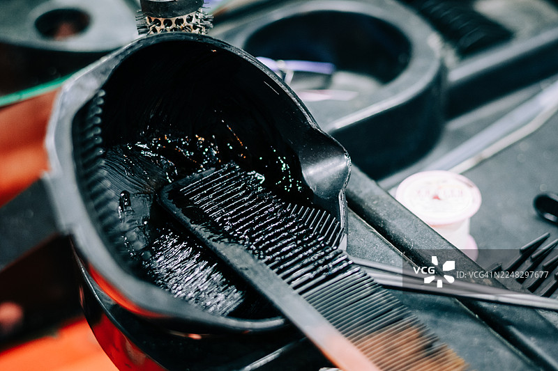 专业沙龙设置中的染发碗和染发刷图片素材