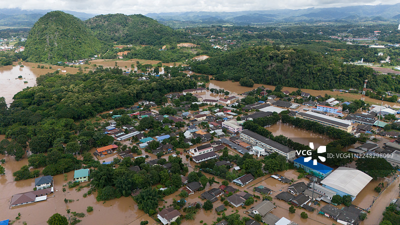 台风“山羊”横扫东南亚后，清莱府郊区被考河洪水淹没的航拍景象。图片素材