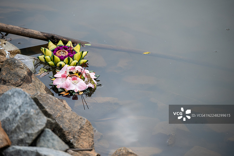 水灯节后，泰国的水灯卡在岩石上，成为垃圾。水灯确实是垃圾，因为节日会产生大量污染水体的废物。图片素材