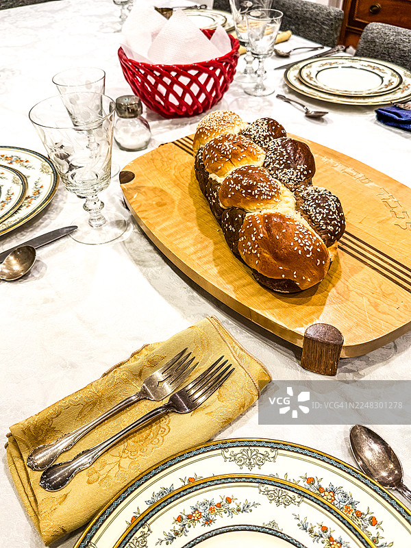 犹太安息日餐桌布置，中间是哈拉面包图片素材