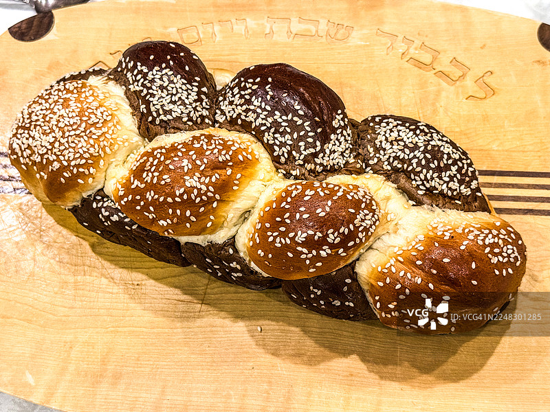 上面撒有芝麻的两色哈拉面包，为犹太安息日而制图片素材