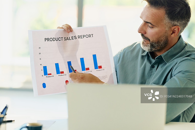 商务人士在办公室通过视频通话讨论报告。图片素材