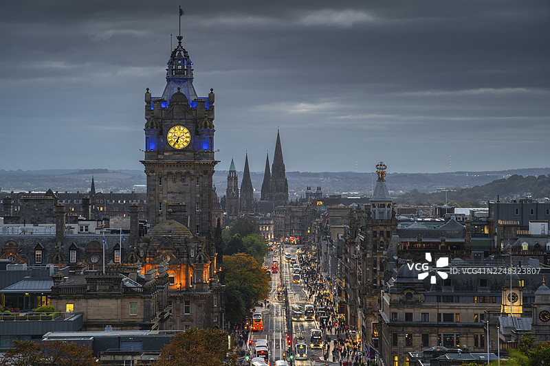 爱丁堡夜景，包括王子街和历史建筑图片素材