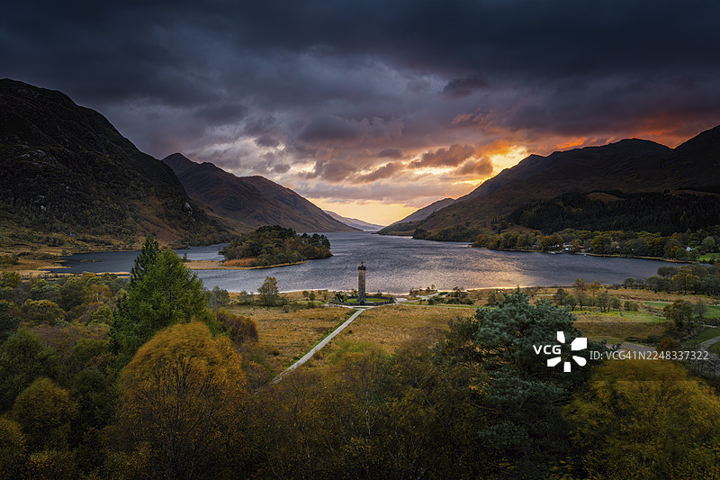 苏格兰，格伦芬南纪念碑和希尔湖的日落景色图片素材