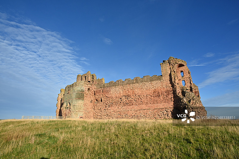 仰望坦塔隆城堡图片素材