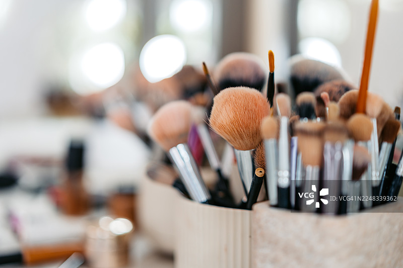 化妆品套装和美容产品摆放在美容院的桌子上图片素材