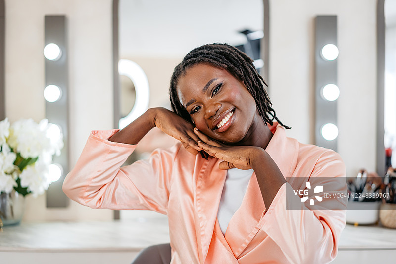 美容院里化好妆的年轻黑人女性图片素材