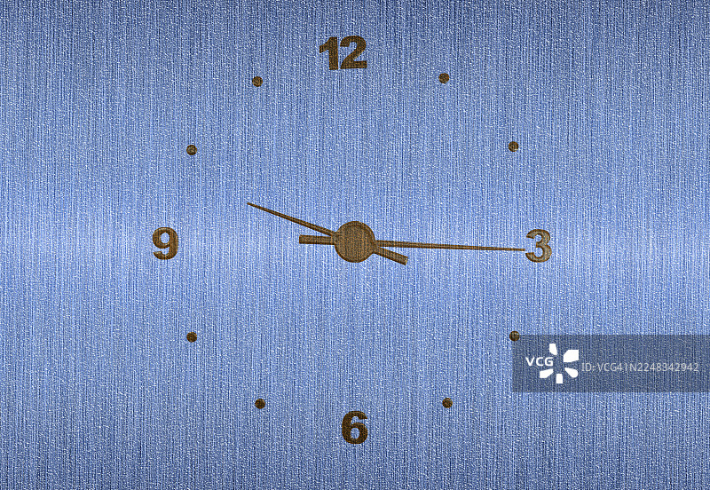 蓝色金属背景上的金色数字时钟图片素材