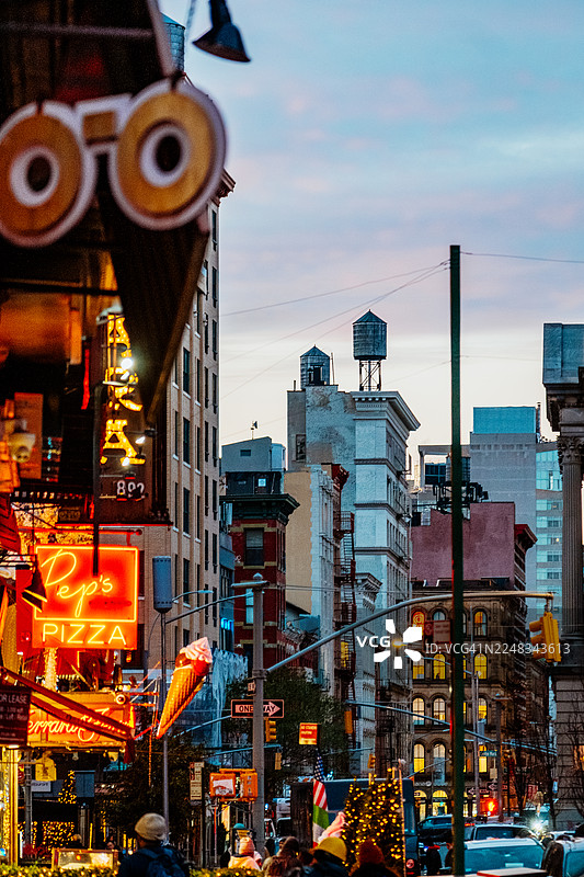 夜晚的城市景观，充满霓虹灯招牌和都市街道景象图片素材