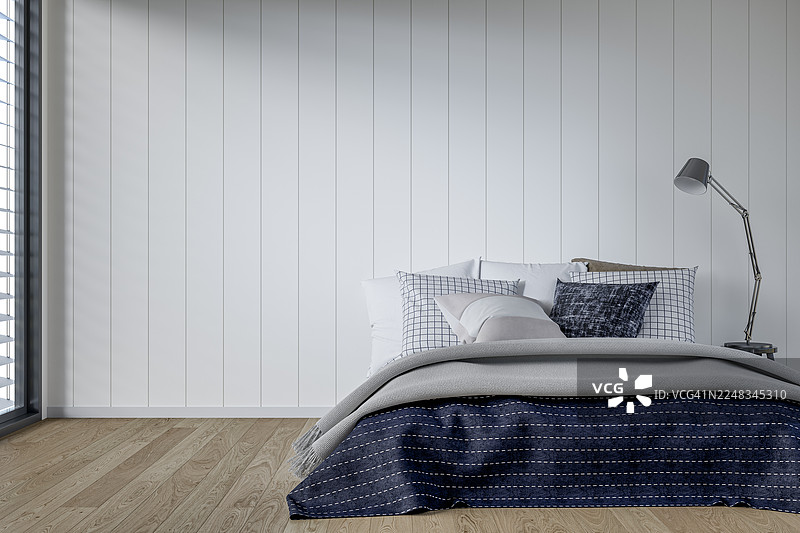 一张现代简约卧室的正面视图，配有床、空白的白色船板墙、床头柜上的台灯、窗户和装饰品图片素材
